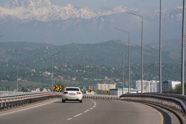 Almaty, Kazakistan - 04.26.2022: Yeni karayolu kavşağında trafik akışı.