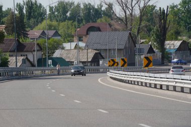 Almaty, Kazakistan - 04.26.2022: Yeni karayolu kavşağında trafik akışı.