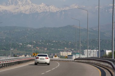 Almaty, Kazakistan - 04.26.2022: Yeni karayolu kavşağında trafik akışı.