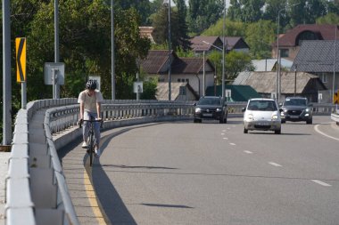 Almaty, Kazakistan - 04.26.2022: Yeni karayolu kavşağında trafik akışı.