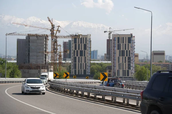 哈萨克斯坦阿拉木图 2022 新公路交汇处的交通流量 — 图库照片