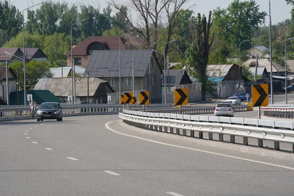 哈萨克斯坦阿拉木图 2022 新公路交汇处的交通流量 — 图库照片