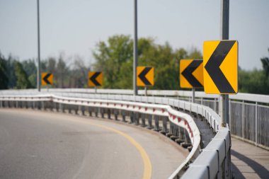 Almaty, Kazakistan - 04.26.2022: Kavşakta metal eskrim ve yansıtıcı işaretler.