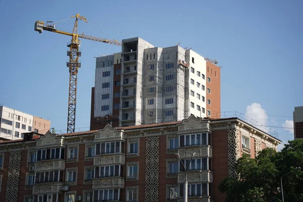 Almaty Kazachstan 2022 Budynek Mieszkalny Starym Projektem Nowym Kompleksem Mieszkaniowym — Zdjęcie stockowe