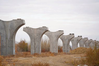 Astana, Kazakistan - 10.17.2022: LRT-Astana hafif demiryolu inşaatı için başkentteki havaalanından şehre yapılan yapılar.