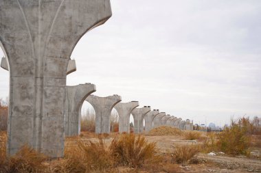 Astana, Kazakistan - 10.17.2022: LRT-Astana hafif demiryolu inşaatı için başkentteki havaalanından şehre yapılan yapılar.