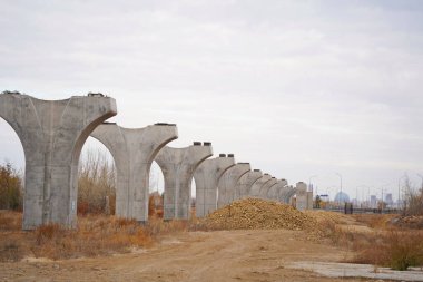 Astana, Kazakistan - 10.17.2022: LRT-Astana hafif demiryolu inşaatı için başkentteki havaalanından şehre yapılan yapılar.