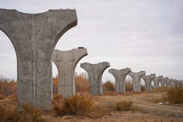 Astana, Kazakistan - 10.17.2022: LRT-Astana hafif demiryolu inşaatı için başkentteki havaalanından şehre yapılan yapılar.