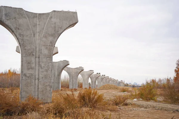 Astana, Kazakistan - 10.17.2022: LRT-Astana hafif demiryolu inşaatı için başkentteki havaalanından şehre yapılan yapılar.