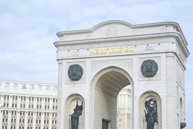 Astana, Kazakistan - 10.17.2022: Ülkenin bağımsızlığına adanmış Kazak-Mangilik El yazıtlı bir zafer kemeri.