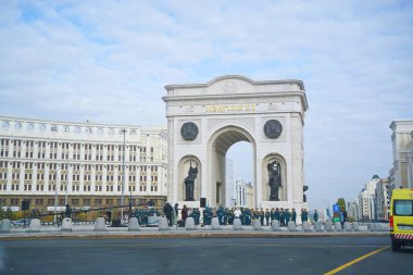 Astana, Kazakistan - 10.17.2022: Askerler Zafer Takı yakınlarındaki bir konsere hazırlanıyorlar. Kazak yazıtında Mangilik El yazıyor..