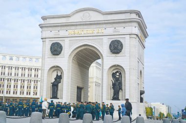 Astana, Kazakistan - 10.17.2022: Askerler Zafer Takı yakınlarındaki bir konsere hazırlanıyorlar. Kazak yazıtında Mangilik El yazıyor..