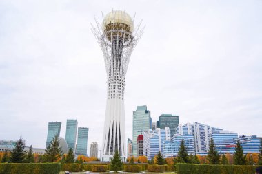 Astana, Kazakistan - 10.17.2022: Başkentin merkezindeki Baiterek Anıtı meydanı.