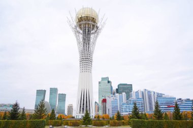 Astana, Kazakistan - 10.17.2022: Başkentin merkezindeki Baiterek Anıtı meydanı.
