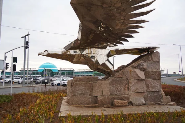 Astana Kazachstan 2022 Metalowa Rzeźba Orła Przed Lotniskiem Stolicy — Zdjęcie stockowe