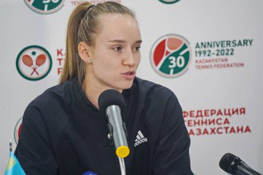 Almaty, Kazakistan - 11.30,2022: Kazak atlet Elena Rybakina 'nın basın toplantısı. Grand Slam bekarlar turnuvasının galibi Wimbledon 2022.