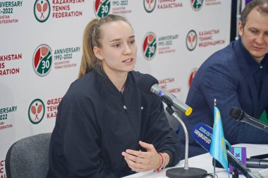 Almaty, Kazakistan - 11.30,2022: Kazak atlet Elena Rybakina 'nın basın toplantısı. Grand Slam bekarlar turnuvasının galibi Wimbledon 2022.