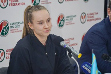 Almaty, Kazakistan - 11.30,2022: Kazak atlet Elena Rybakina 'nın basın toplantısı. Grand Slam bekarlar turnuvasının galibi Wimbledon 2022.