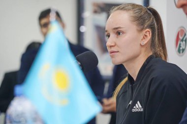 Almaty, Kazakistan - 11.30,2022: Kazak atlet Elena Rybakina 'nın basın toplantısı. Grand Slam bekarlar turnuvasının galibi Wimbledon 2022.