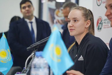 Almaty, Kazakistan - 11.30,2022: Kazak atlet Elena Rybakina 'nın basın toplantısı. Grand Slam bekarlar turnuvasının galibi Wimbledon 2022.