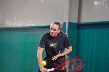 Almaty, Kazakistan - 11.30 2022 Elena Rybakina. Grand Slam şampiyonu Wimbledon 2022. Basın toplantısından sonra, bir raketle medyaya poz verdi..