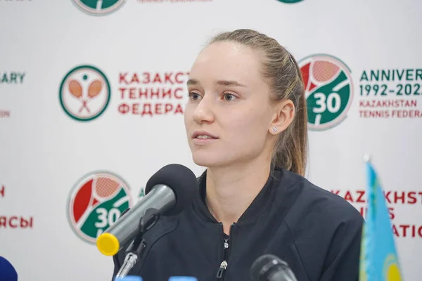 アルマトイ カザフスタン 2022 カザフスタンのアスリートエレナRybakinaの記者会見 グランドスラムシングルストーナメントで優勝 Wimbledon 2022 — ストック写真