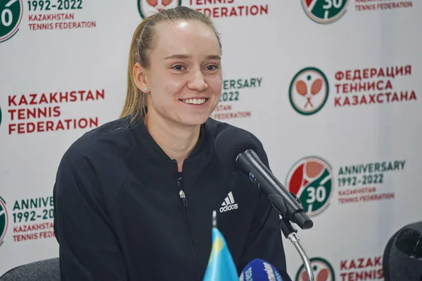 アルマトイ カザフスタン 2022 カザフスタンのアスリートエレナRybakinaの記者会見 グランドスラムシングルストーナメントで優勝 Wimbledon 2022 — ストック写真