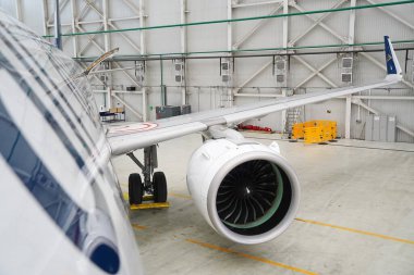 Astana, Kazakistan - 10.17.2022: Airbus A321 Air Astana havayolları onarım aşamasındaki bir mühendislik hangarında.