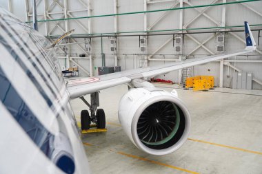 Astana, Kazakistan - 10.17.2022: Airbus A321 Air Astana havayolları onarım aşamasındaki bir mühendislik hangarında.