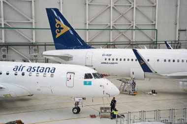 Astana, Kazakistan - 10.17.2022: Airbus A321 Air Astana havayolları onarım aşamasındaki bir mühendislik hangarında.