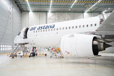 Astana, Kazakistan - 10.17.2022: Airbus A321 Air Astana havayolları onarım aşamasındaki bir mühendislik hangarında.