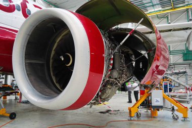 Astana, Kazakistan - 10.17.2022: Mühendisler hangardaki Fly Arystan Airbus A320 uçağının yedek parçalarının onarımı ve teşhisini gerçekleştirdiler