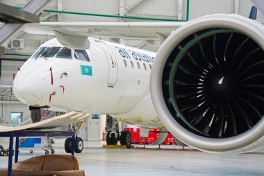 Astana, Kazakistan - 10.17.2022: Astana Havayolu A321 uçağının türbininin tamiri