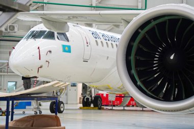 Astana, Kazakistan - 10.17.2022: Astana Havayolu A321 uçağının türbininin tamiri