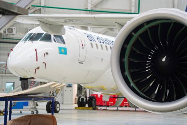 Astana, Kazakistan - 10.17.2022: Astana Havayolu A321 uçağının türbininin tamiri