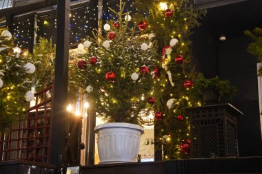 Almaty, Kazakistan - 12.22.2022: Bayram için Noel süsleri ve parıldayan çelenkler asmak.