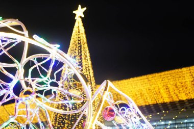 Almaty, Kazakistan - 12.22.2022: Bayram için Noel süsleri ve parıldayan çelenkler asmak.