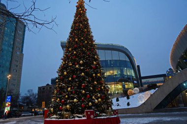 Almaty, Kazakistan - 12.22.2022: Şehrin merkezi caddeleri Noel ağacı oyuncakları, çelenkler ve süslemelerle süslenmiştir.