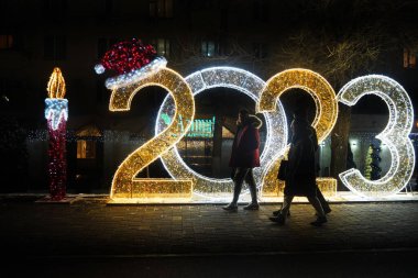Almaty, Kazakistan - 12.22.2022: Şehrin merkezi caddeleri Noel ağacı oyuncakları, çelenkler ve süslemelerle süslenmiştir.