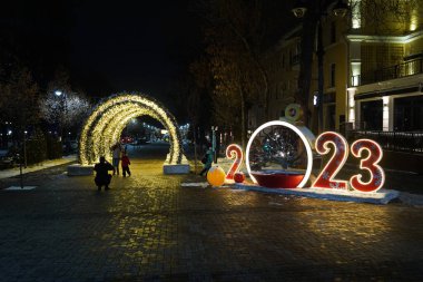 Almaty, Kazakistan - 12.22.2022: Şehrin merkezi caddeleri Noel ağacı oyuncakları, çelenkler ve süslemelerle süslenmiştir.