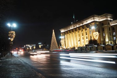 Almaty, Kazakistan - 12.22.2022: Şehrin merkezi caddeleri Noel ağacı oyuncakları, çelenkler ve süslemelerle süslenmiştir.