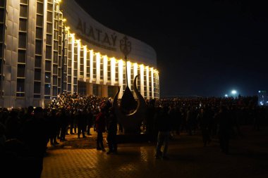 Almaty, Kazakistan - 01.04.2022: Protestocular şehir sokaklarında yürümeden önce tiyatronun önünde toplandılar. Toplu ayaklanmaların başlangıcı