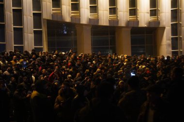 Almaty, Kazakistan - 01.04.2022: Protestocular şehir sokaklarında yürümeden önce tiyatronun önünde toplandılar. Toplu ayaklanmaların başlangıcı