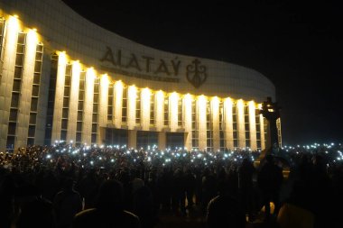 Almaty, Kazakistan - 01.04.2022: Protestocular şehir sokaklarında yürümeden önce tiyatronun önünde toplandılar. Toplu ayaklanmaların başlangıcı