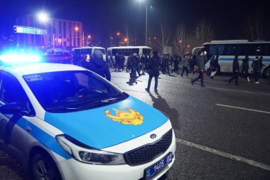 Almaty, Kazakistan - 01.04.2022: Polis arabaları protesto alanına gidiyor. Toplu ayaklanmalar.