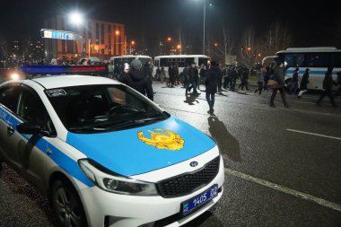 Almaty, Kazakistan - 01.04.2022: Polis arabaları protesto alanına gidiyor. Toplu ayaklanmalar.