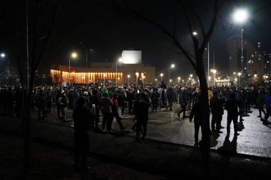 Almaty, Kazakistan - 01.04.2022: Protestocular merkez caddelerden belediye binasına doğru yürüyor. Toplu ayaklanmalar.