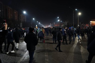 Almaty, Kazakistan - 01.04.2022: Protestocular merkez caddelerden belediye binasına doğru yürüyor. Toplu ayaklanmalar.