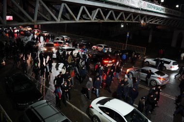 Almaty, Kazakistan - 01.04.2022: Protestocular merkez caddelerden belediye binasına doğru yürüyor. Toplu ayaklanmalar.