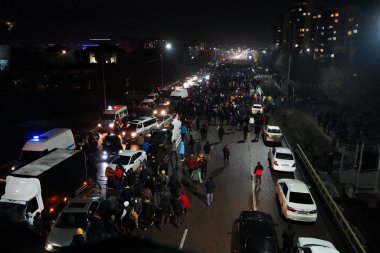 Almaty, Kazakistan - 01.04.2022: Protestocular merkez caddelerden belediye binasına doğru yürüyor. Toplu ayaklanmalar.